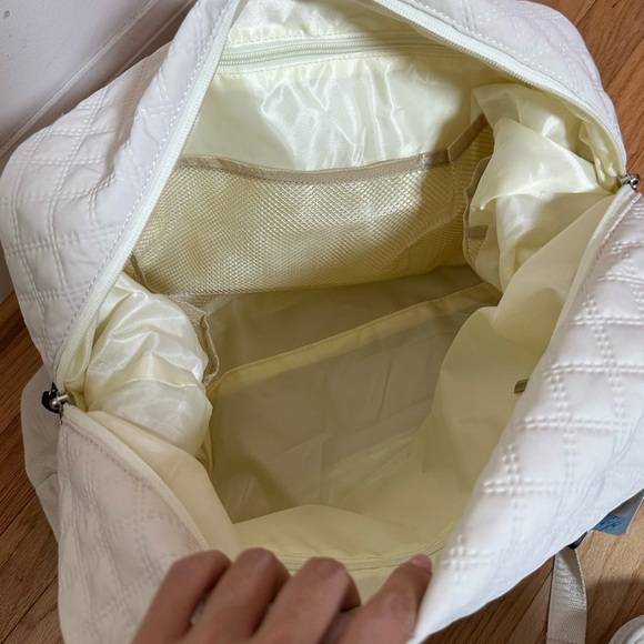 NWT Cream Quilted Weekender Travel Bag with Toiletry/purse bag included - Picture 7 of 7